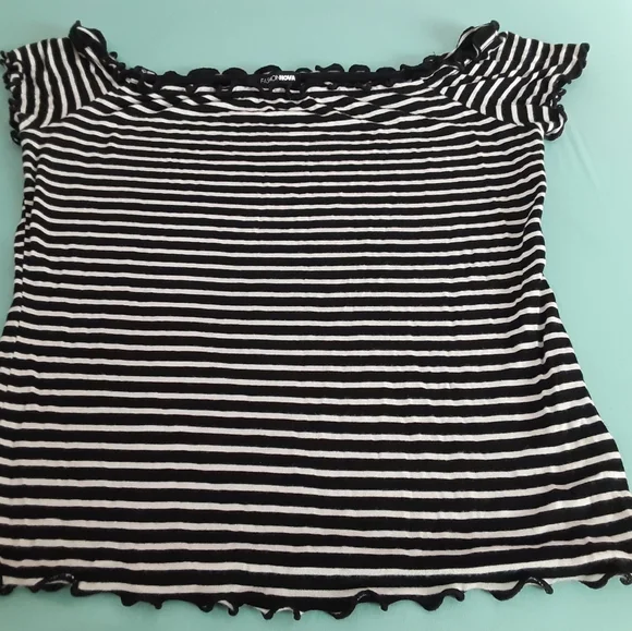 Set of 3 tee shirt tops, womens sz small - Picture 2 of 7